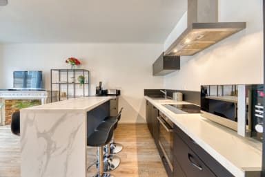 Cuisine ouverte sur séjour aménagée et équipée