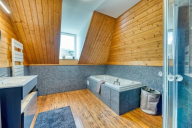 Salle de bain avec douche et baignoire