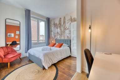 Chambre avec bureau