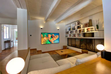 Salon avec TV et cheminée