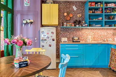 Cuisine ouverte sur séjour aménagée et équipée