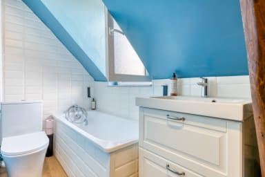 Salle de Bain avec baignoire et WC