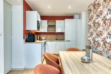 Cuisine ouverte sur séjour aménagée et équipée