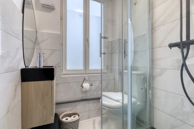 Salle de douche avec WC