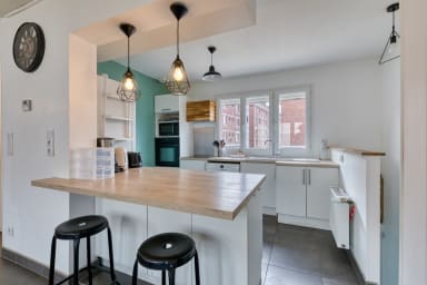 Cuisine ouverte sur séjour aménagée et équipée