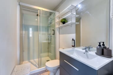 Salle de douche avec WC