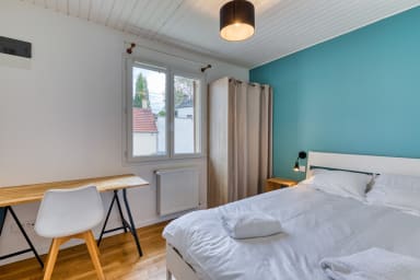 Chambre avec bureau
