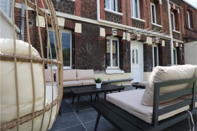 Jardin privatif avec table