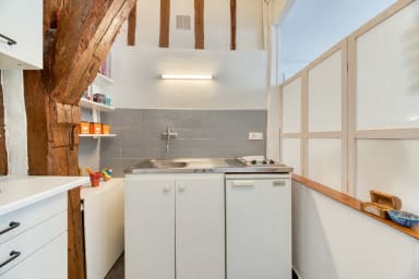 Cuisine ouverte sur séjour aménagée et équipée