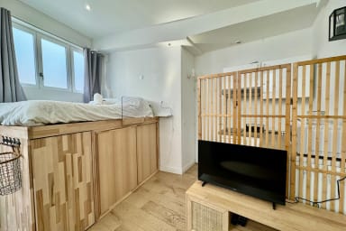 Salon avec lit déjà préparé