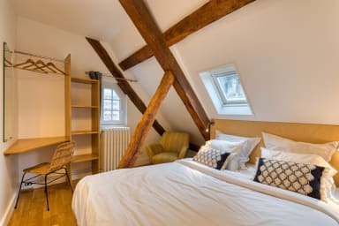 Lit Double pour de douces nuits avec bureau