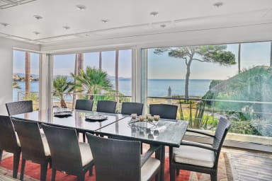 location-famille-prestigieuse-villa-boussole-cote-dazur-salle-a-manger