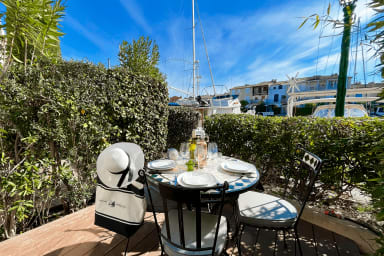  Stunning modern apartment renovated with a terrace overlooking the canal.