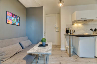 Salon avec table à manger relevable
