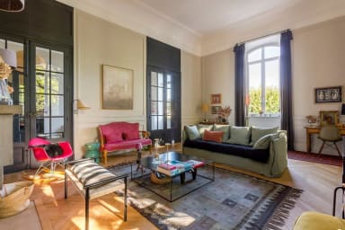 Charmant salon avec coin bureau, cheminée et télé.