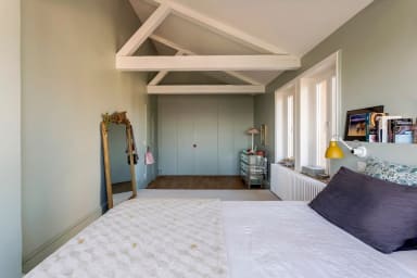 Première chambre équipée d'un lit king size et avec vue panoramique