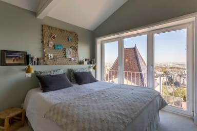 Première chambre équipée d'un lit king size et avec vue panoramique