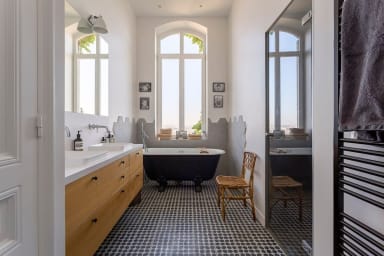 Première salle de bain équipée de 2 vasques, un sèche serviette, une douche...