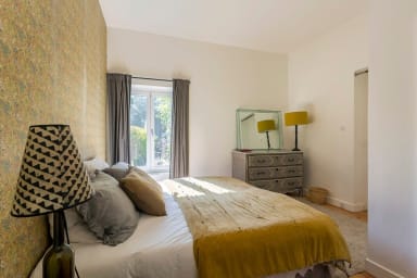 Troisième chambre, située au rez-de-chaussée, avec salle de bain attenante