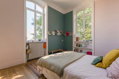 Deuxième chambre équipée d'un lit Queen Size avec salle de bain attenante