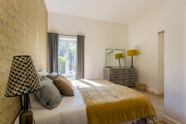 Troisième chambre, située au rez-de-chaussée, avec salle de bain attenante