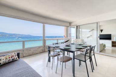 Coin repas intérieur vue mer (baie vitrée en accordéon)