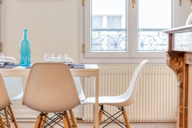 Table à manger avec assises