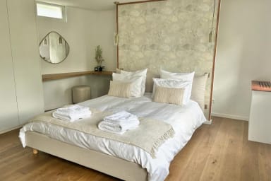 rental-family-prestigious-maison-lumea-paris-bedroom