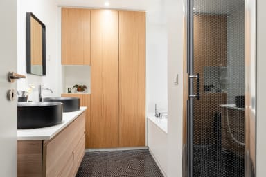 rental-family-prestigious-maison-lumea-paris-bathroom