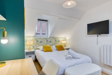 Chambre avec lit double et télévision