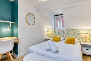 Chambre avec bureau de travail