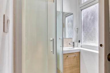 Salle de bain avec douche