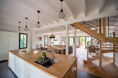 Pièce de vie, lumineuse : salon, salle à manger, cuisine.
