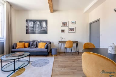 Espace séjour avec canapé, coin bureau et table à manger

