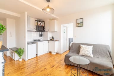 Vue d'ensemble du séjour avec kitchenette