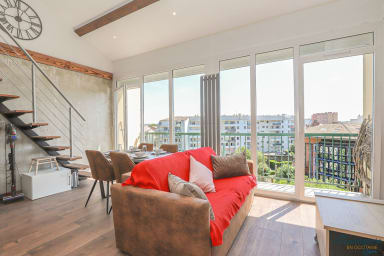 Espace séjour lumineux avec balcon