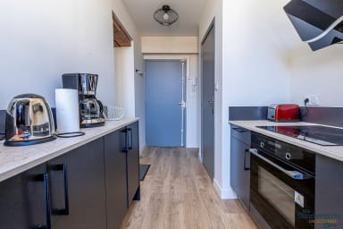 Cuisine équipée avec four, grille pain, machine à café, plaque de cuisson...