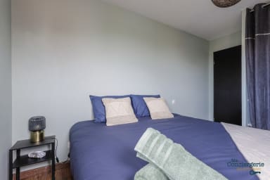 Chambre avec placard de rangement