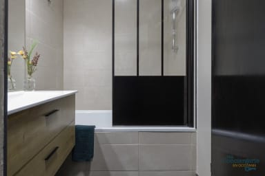 Salle de bain avec baignoire, wc, sèche cheveux