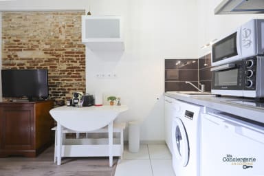 Cuisine équipée avec micro onde, bouilloire, grille pain, four, machine à...