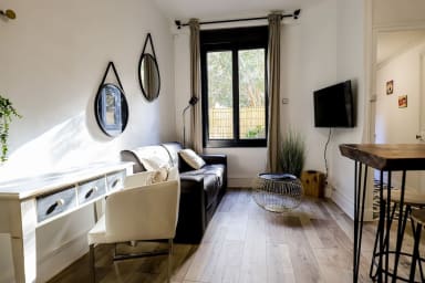 pièce à vivre avec un coin repas , canapé-lit et climatisation réversible,...