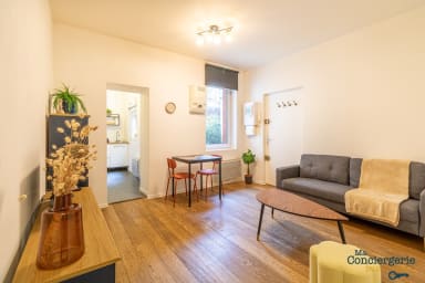 Espace séjour avec télévision et coin repas