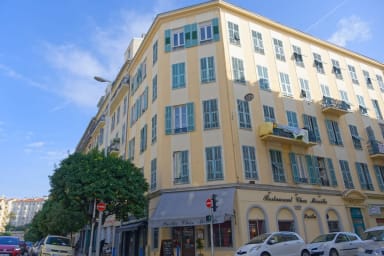 FACADE: Au 4e étage de ce bel immeuble niçois, vous trouverez un excellent...