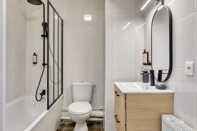 Salle de Bain avec baignoire et WC