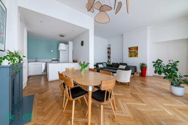 Espace repas dans pièce à vivre