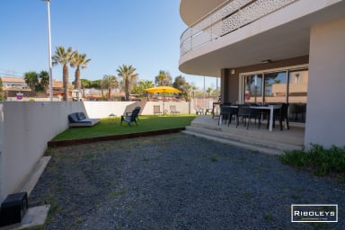 Espace pour stationner une voiture sur la parcelle clôturée