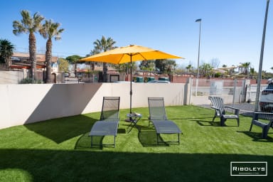 Jardin avec bains de soleil