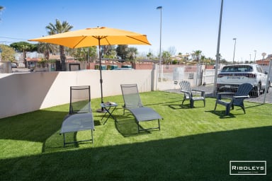 Jardin avec bains de soleil