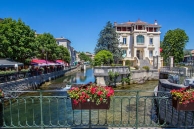Flânez dans la ville avec la fraicheur de la Sorgue