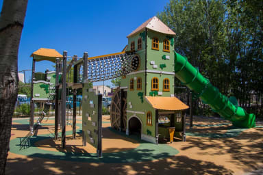 2 grands espaces jeux pour les enfants sont situés de parts et d'autres du...